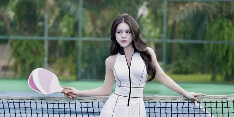 Hoàng Thùy - Body săn chắc, outfit sporty tôn dáng