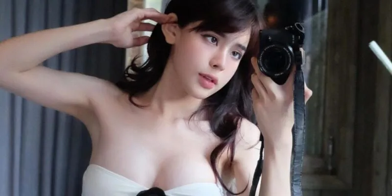 Linh Nhi - Đôi mắt to tròn, làn da trắng mịn